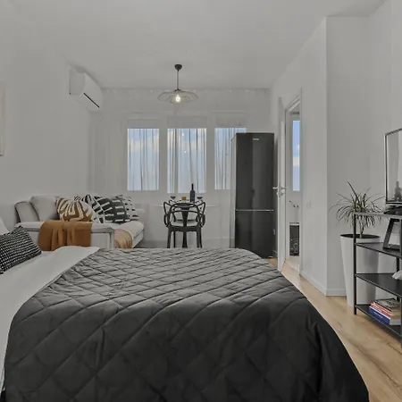 Urban View - Free Parking - Metro Station - Self Check-in Apartment *