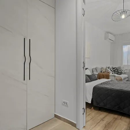 Urban View - Free Parking - Metro Station - Self Check-in - Shops Apartament *